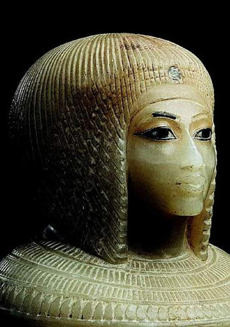 Т.н. «круглый» или «нубийский» парик. Крышка канопы царицы Кийа. Алебастр. 14 в. до н.э. Каир, Египетский музей.
