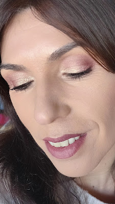 rostro ojos cerrados Paleta Crystal Power de Essence 11