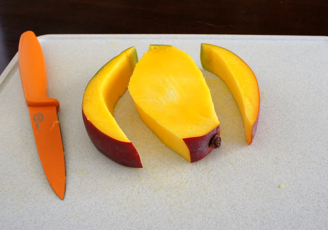 A center slice of mango with the skin cut off