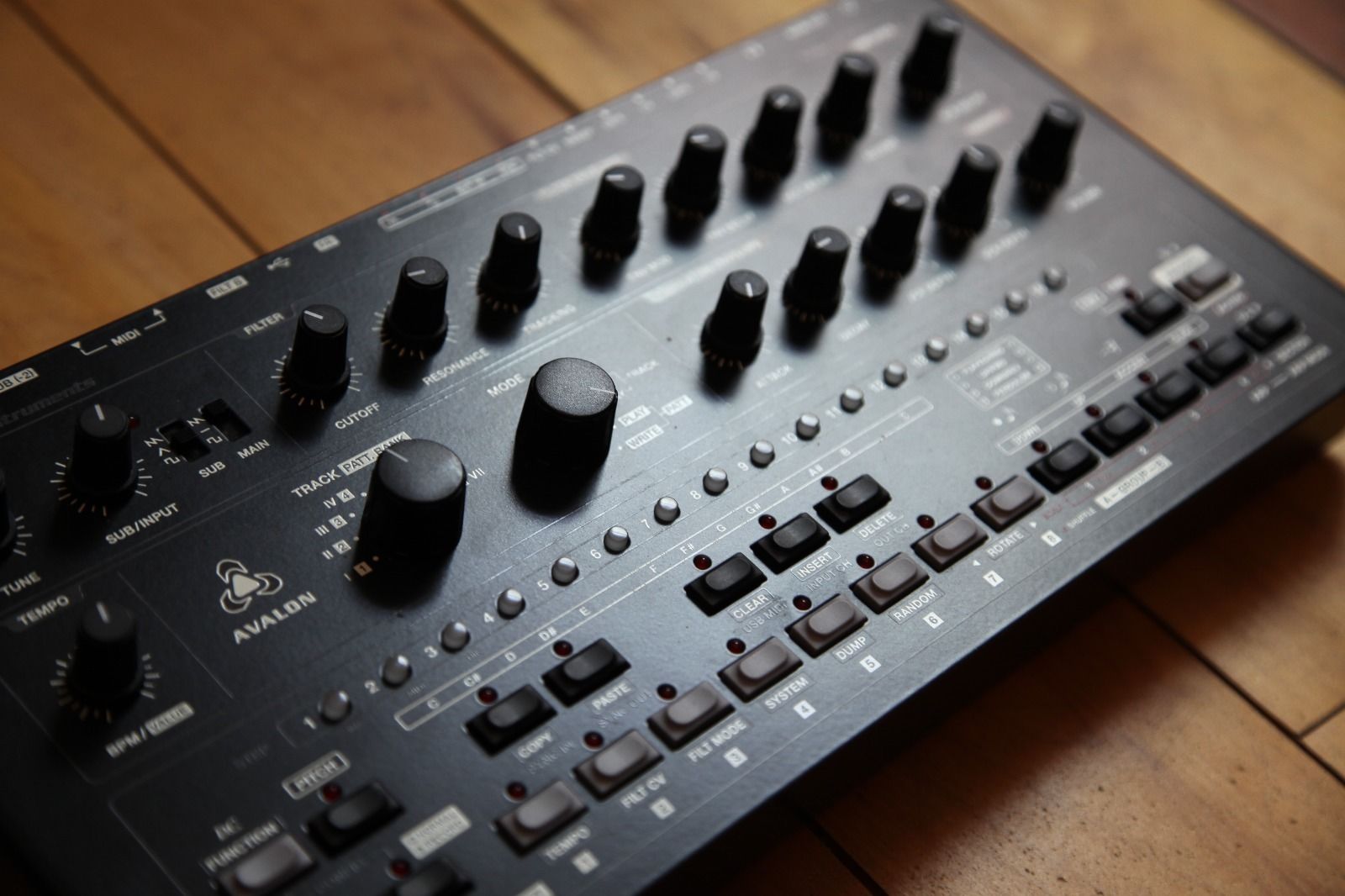 MATRIXSYNTH Abstrakt Instruments Avalon Bassline Synthesizer