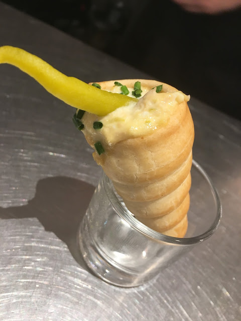 Cono de ensaladilla con guindilla.Cata en el Monasterio