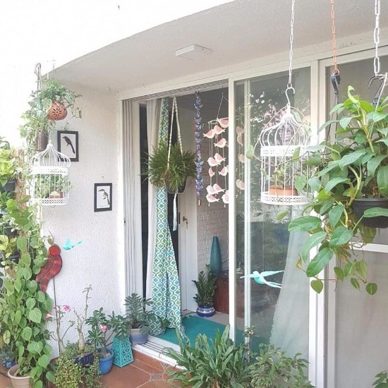 taman kering di balkon rumah minimalis
