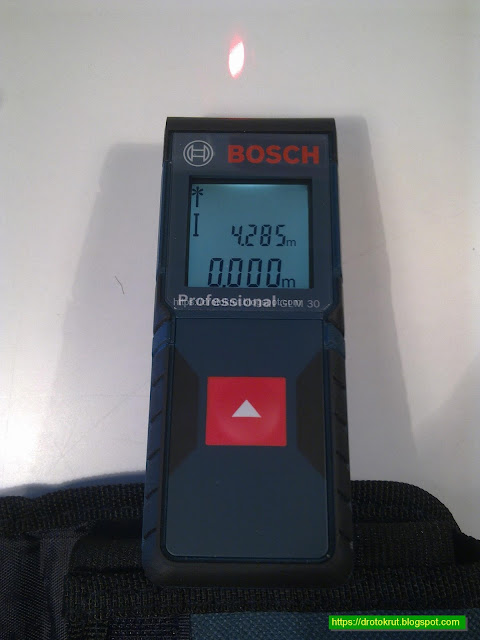 Включенный лазерный дальномер Bosch Professional GLM 30