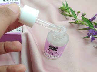 tekstur saat acne serum scarlett dikeluarkan dari botol serum