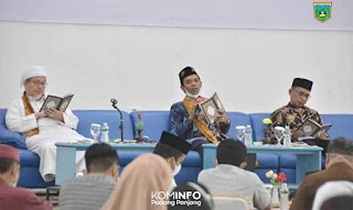 Ustaz Abdul Somad Dialog dan Bedah Buku di Padang Panjang
