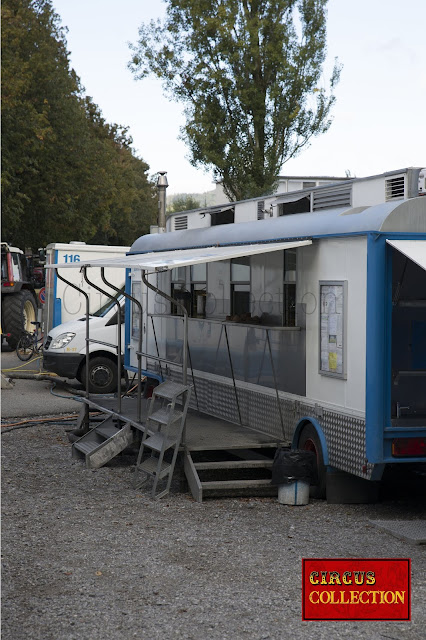 Des wagons en gare de Bulle à la place du Russalet, installation des roulottes. ( Bulle le 24 septembre 2018 ).  photo Philippe Ros