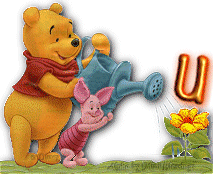 Abecedario de Winnie the Pooh y Piglet Regando una Flor.