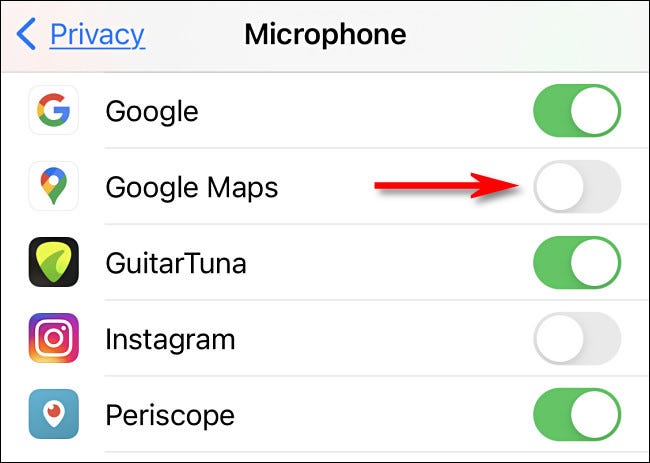 في إعدادات iPhone ، لمنح أو إبطال الوصول إلى الميكروفون ، انقر فوق المفتاح الموجود بجانب التطبيق في القائمة.