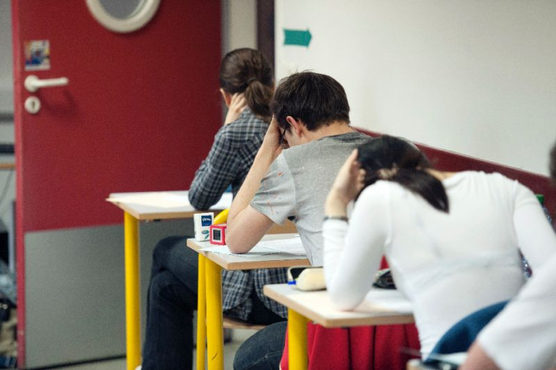 Resultado de imagem para cábulas na faculdade