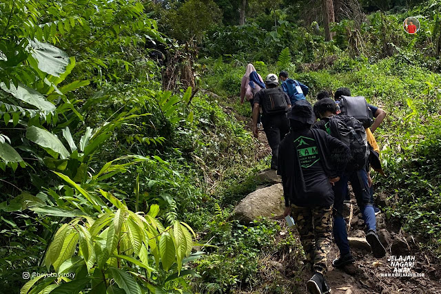 Ngobrol Asik di Air Terjun Lubuk Hitam Ngobrol Asik di Air Terjun Lubuk Hitam