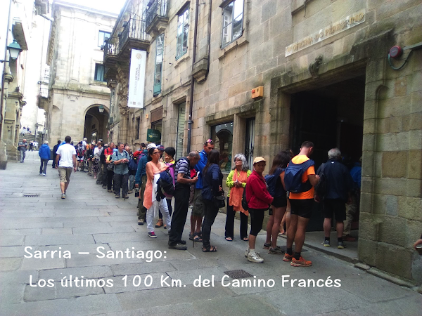 Una larga fila aguarda para conseguir La Compostela en Santiago