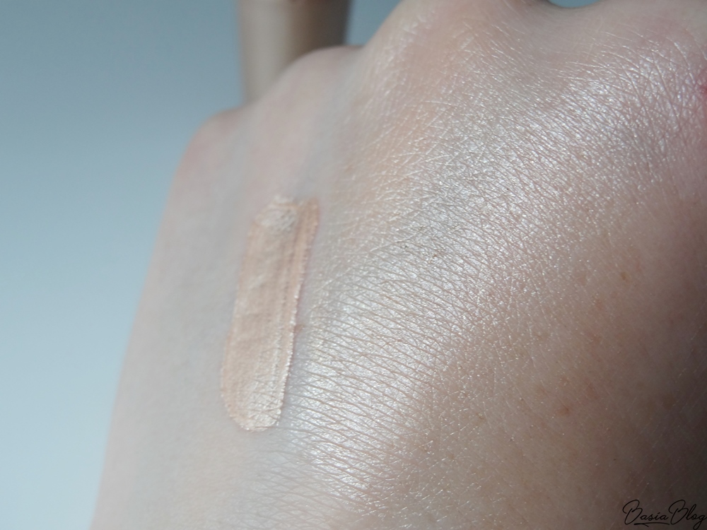 Kremowy rozświetlacz w płynie Eveline All in One Gold recenzja blog swatch