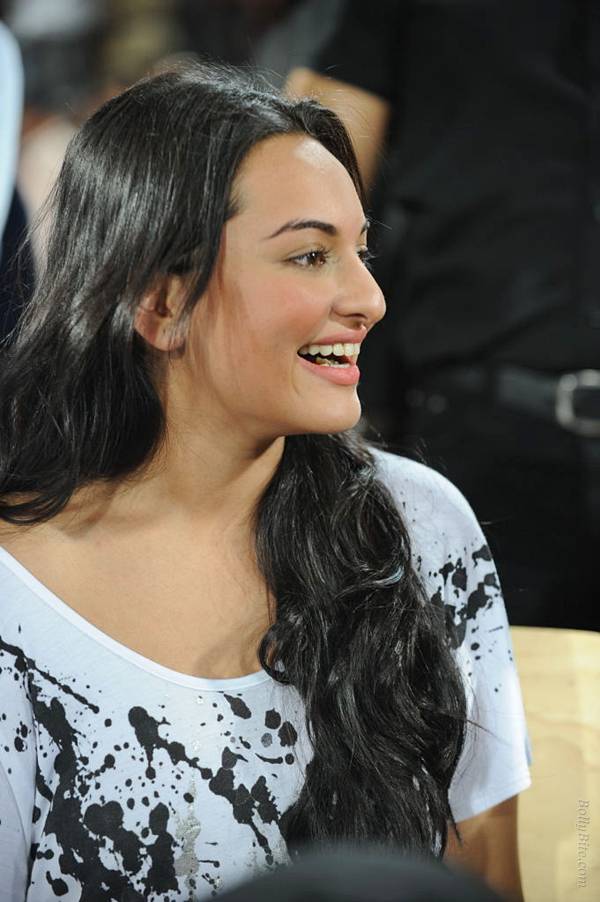 The King Decent Beauty Sonakshi Sinha Snapped At Ccl T20
