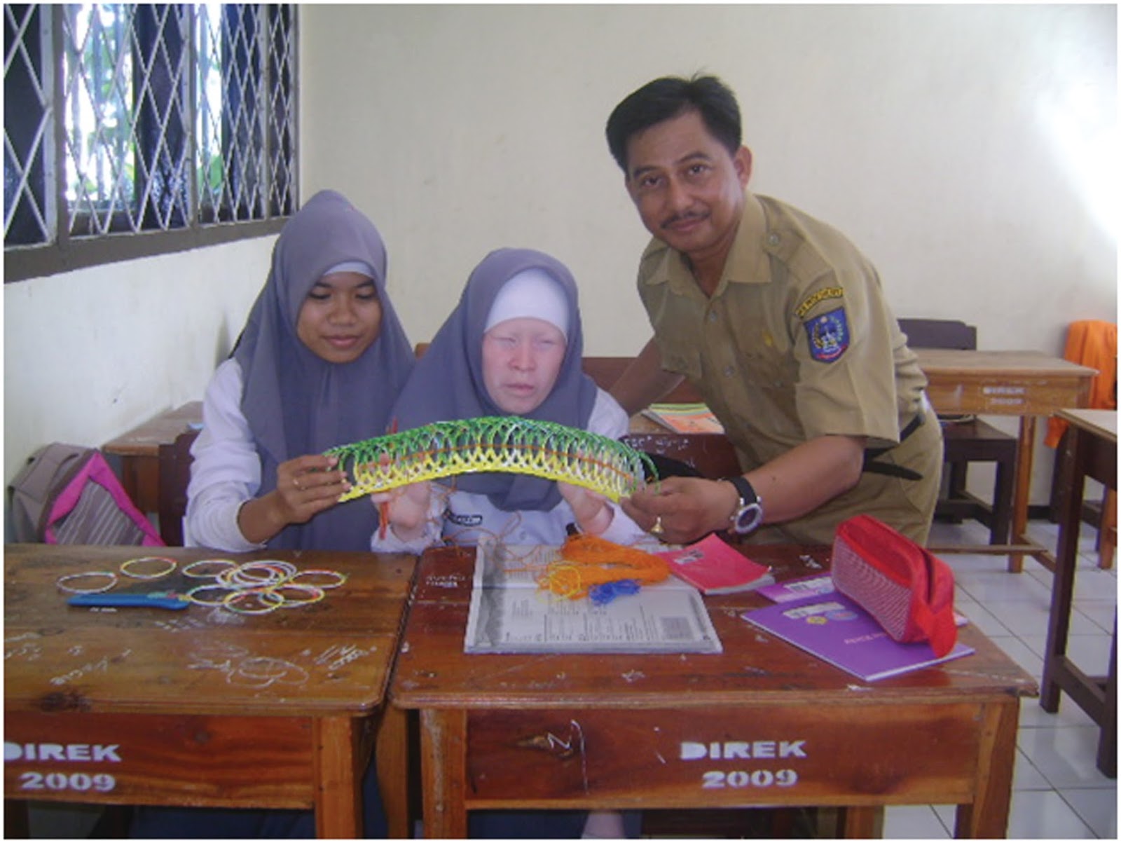 Di SLB Negeri Makassar Rahman mengajar tunanetra tunarungu dan Pendidikan Layanan Khusus di kelas satu sampai dengan kelas 3 SMALB