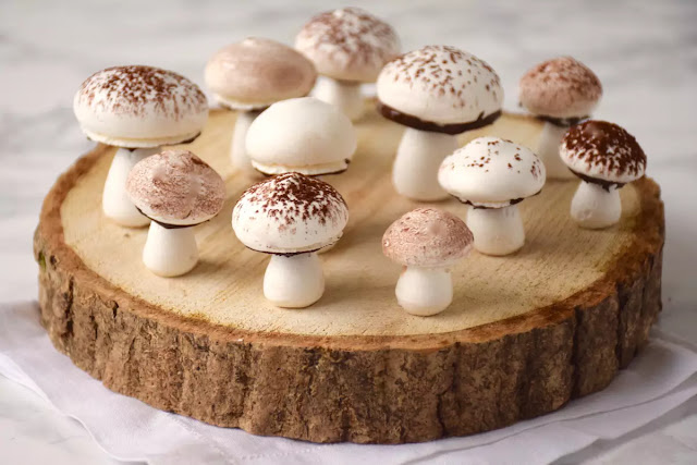 champignons en meringue décoration buche de Noël