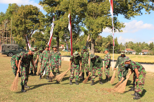 Prajurit Bersihkan Lapangan Trimurti Untuk Penutupan TMMD Kodim Klaten  