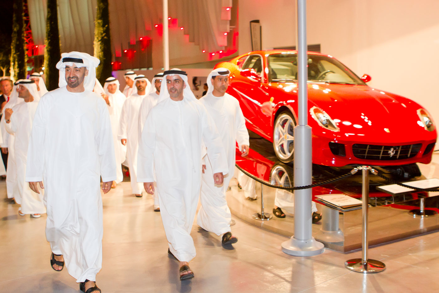 Развлечение шейхов. Майбах шейха ОАЭ. Национальный музей автомобилей Абу Даби. Абу Даби машины шейхов. Дворец шейха Хамада в Абу Даби.