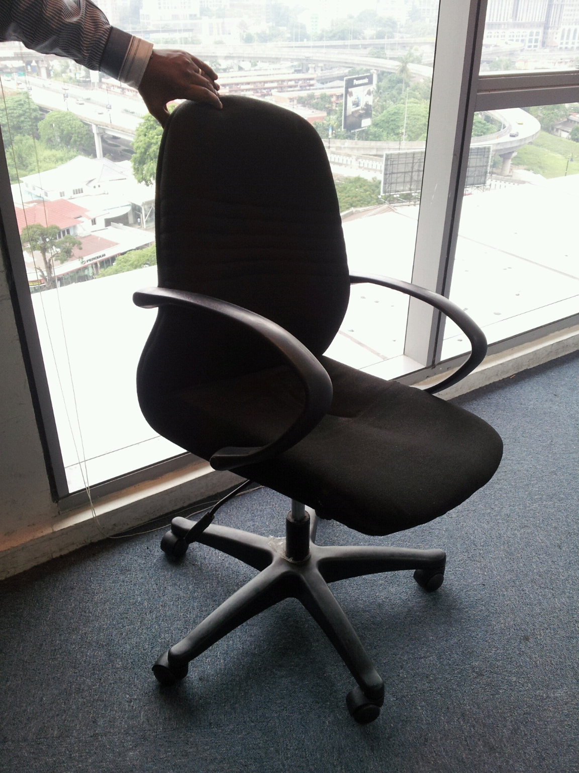 Breaks chair. Provata кресло офисное. Сломанное офисное кресло. Кресло офис ГИВ. Офис стул с трещиной.