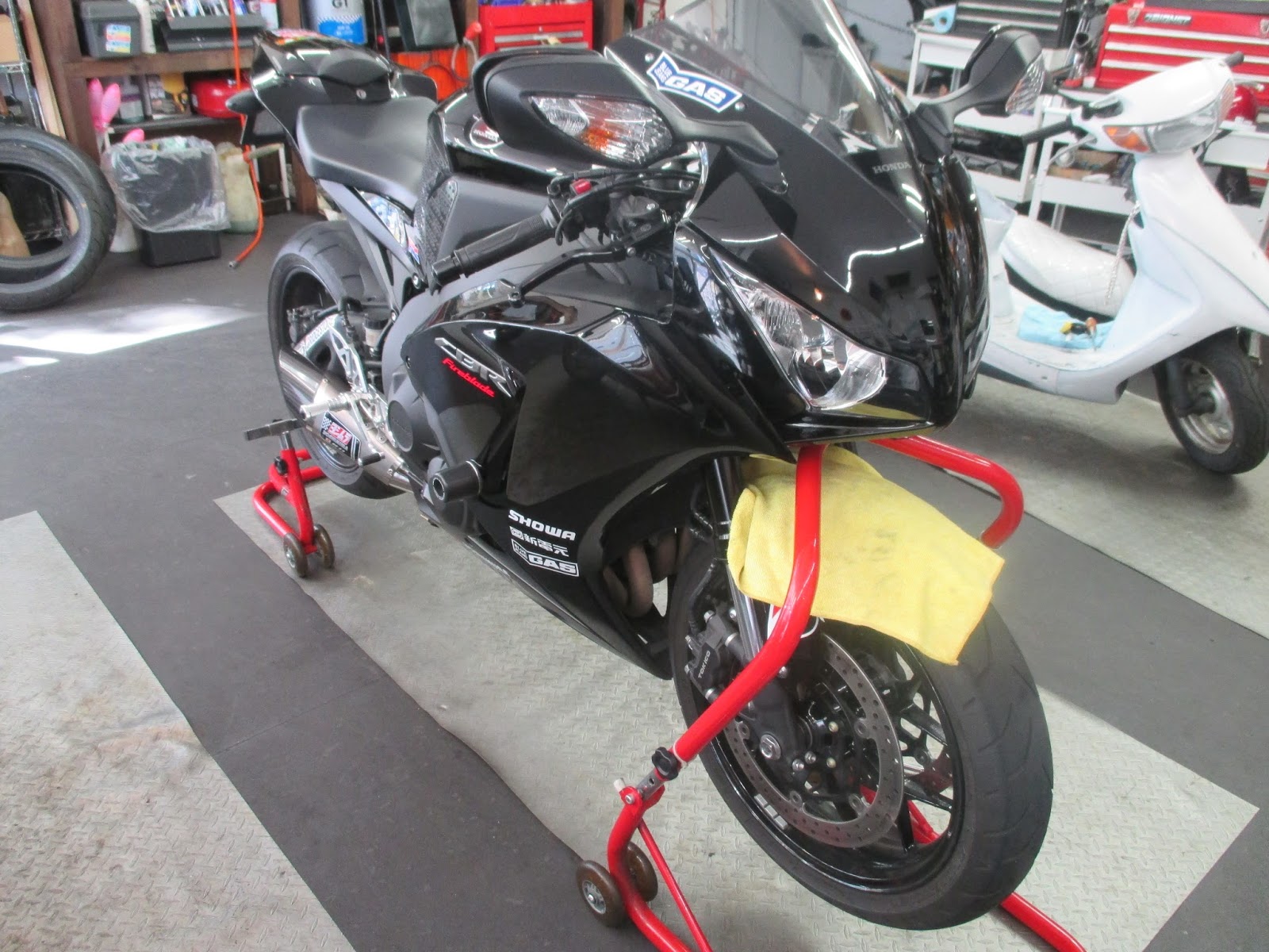 B 新宿店blog Cbr1000rrタイヤ交換