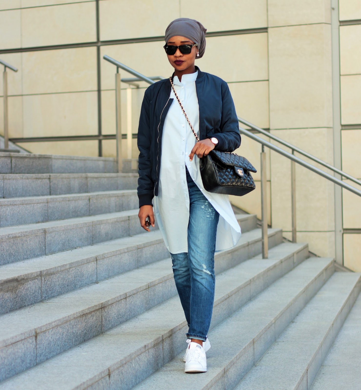 Ami Coco Stilbruch Blaue Hemdbluse Bomberjacke Boyfriend Jeans