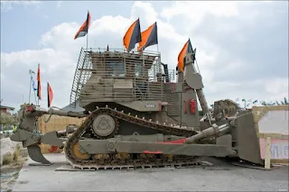 جرافة كاتربيلر دي-9 يعلوها أعلام فيلق الهندسة القتالي في الجيش الإسرائيلي