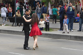 Ein paar tanzt Tango auf den Straßen von Mexico City. Aufgenommen während der Wikimania 2015.