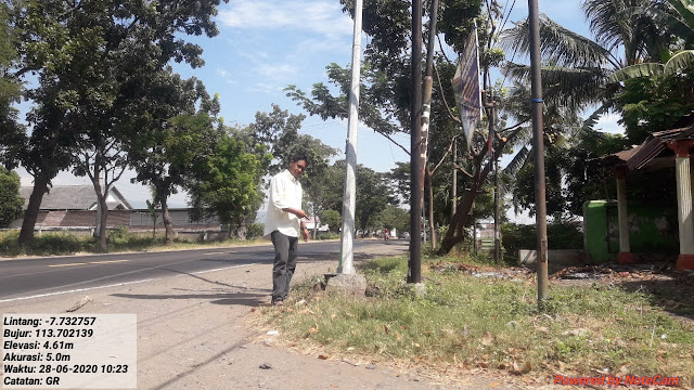 Aneh Tiang Lampu Penerang Di Jalan Pantura Besuki Hampir Roboh, Dinas Terkait Bungkam Tanpa Tindakan