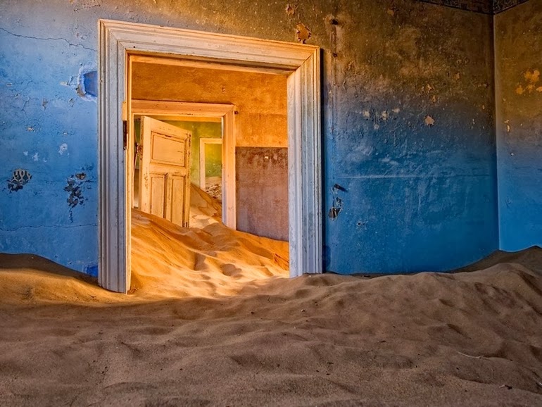 2.+Kolmanskop+in+the+Namib+Desert