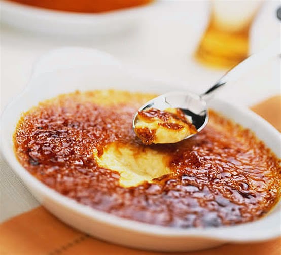 Caraméliser une crème brûlée au tison ou au chalumeau - Recette