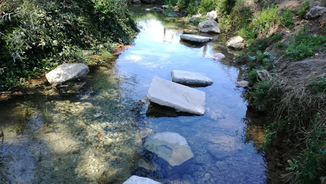 Lavar roupa em água cristalina Lavar roupa em água cristalina