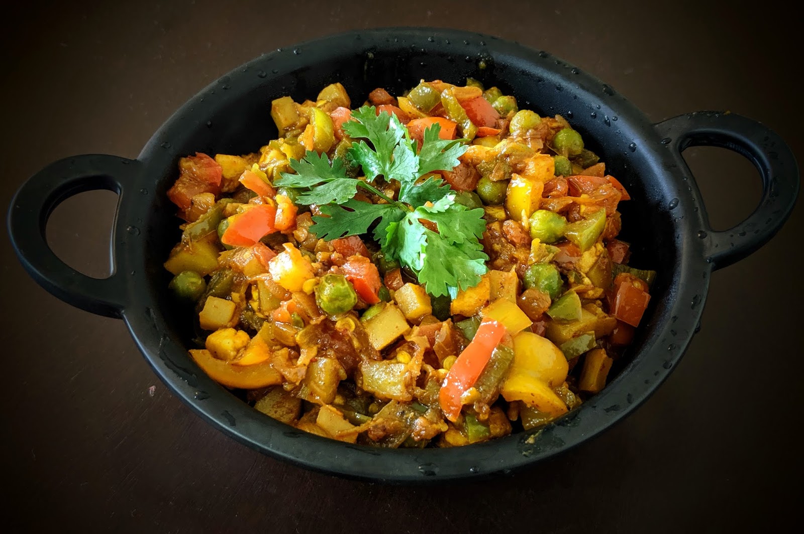 Рагу из овощей в кастрюле рецепт. Сабджи масала. Сабджи Махараджа. Овощное рагу сабджи. Индийская кухня сабджи.