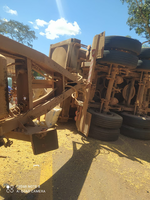 Acidente envolvendo dois veículos de carga e uma caminhonete na BR-135