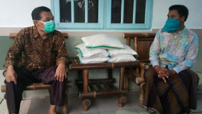 Anggota DPRD Kota Padang Bantu Warga Terdampak Covid-19 di Parak Kopi Anggota DPRD Kota Padang Bantu Warga Terdampak Covid-19 di Parak Kopi