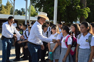 Alcalde Ramón Díaz anuncia durante el lunes cívico el reforzamiento del tejaban en la escuela secundaria técnica número 10 en Huatabampo
