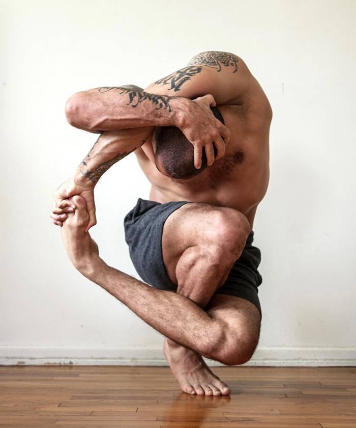 Professional dancer, choreographer and Photographer from Berlin Rauf Yasit demonstrates the incredible stretch in the photos in his Instagram account