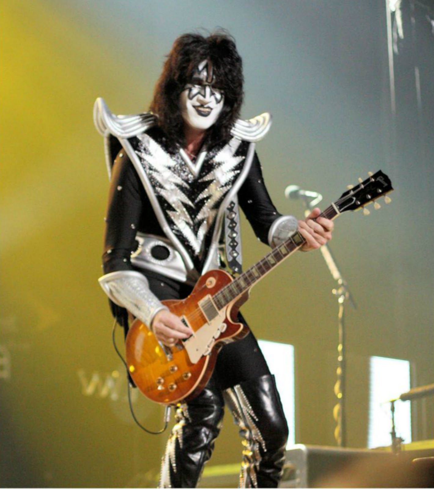 Зеро таер. Зеро таер. Зеро таер. Томми таер кисс. Томми таер гитара.