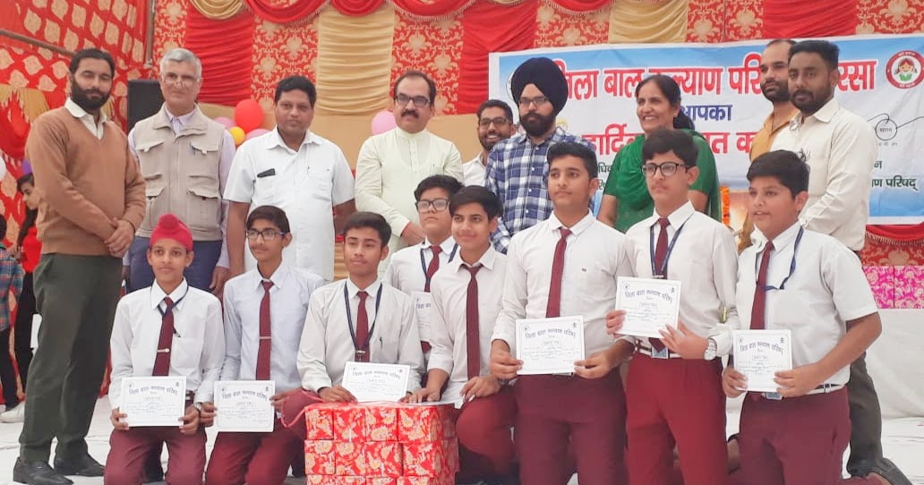 HINDI NEWS SIRSA: शाह सतनाम जी बॉयज स्कूल के छात्रों को डीसी ने किया ...