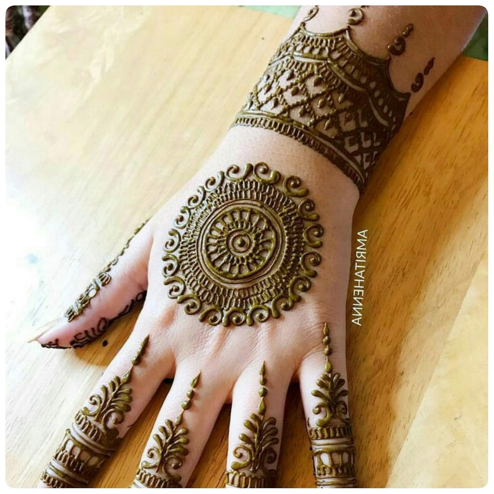 Latest Round Tikki Mehndi Designs For Beautiful Hands