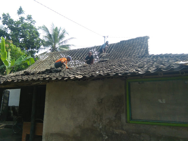 Satgas TMMD Reg 105 Dari Lanud Adi Sumarmo Turunkan Genteng Rumah Harjo Bersama Relawan MTA