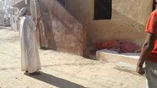 ينبش قبر والدته للمرة الثانية ويخرج جثمانها سليماً ليصلي عليها! قبر والدته