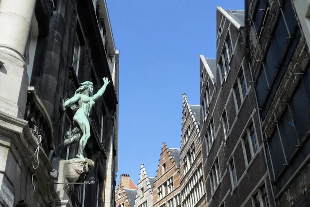 Antwerp in One Day: Copper statue in Old Town Antwerp