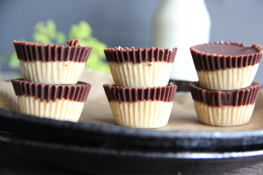 Rohe Cashew-Kokos-Cups mit Tahin und Schokoladenhaube - Kirschbiene kocht