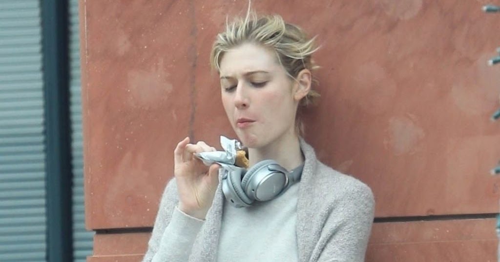 Elizabeth Debicki – Munching on a Snack in Beverly Hills 06/14/2019
