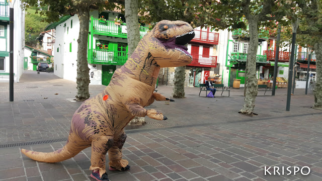 T-REx en hondarribia en la calle san pedro