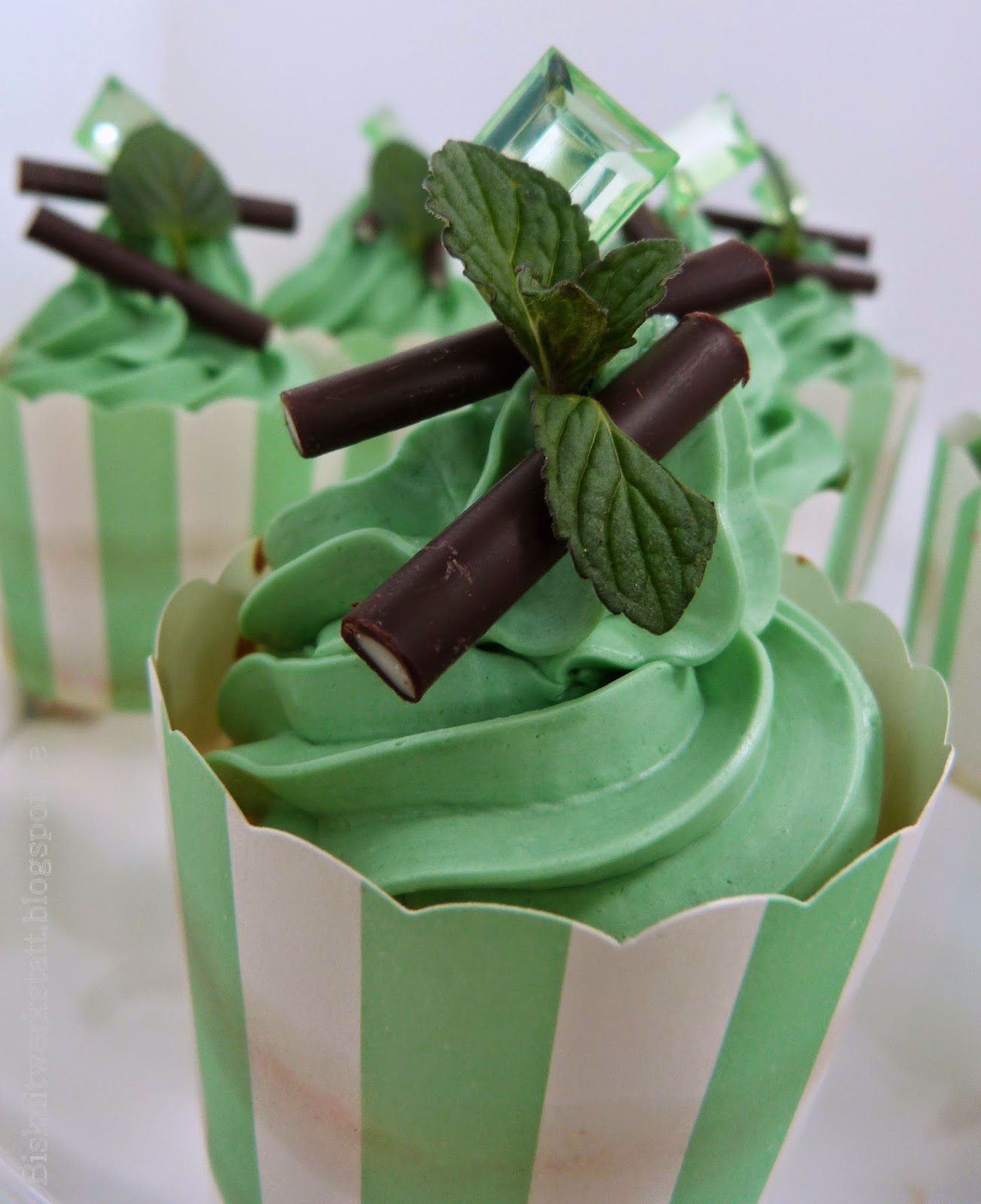 Mintfarbene Minzcupcakes mit Minzsirup im Topping und minziger Deko ...