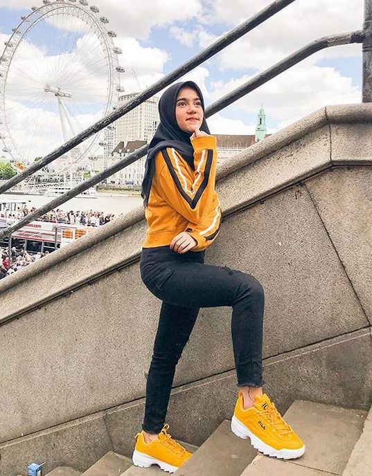ootd style hijab dengan celana jeans hitam