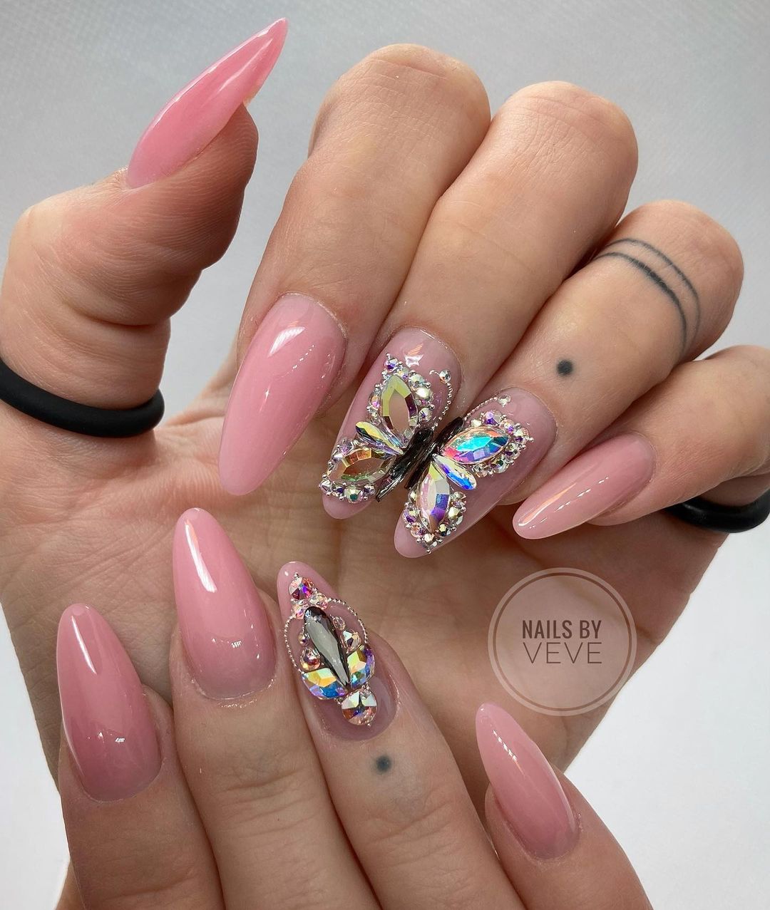 Você vai querer experimentar a tendência de unhas amendoadas; Veja inspirações unhas amendoadas