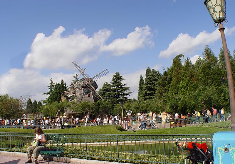 Fun Paris Disneyland Park sky