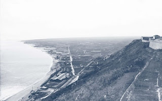 Fuente: https://www.sapiens.cat/temes/actualitat/el-port-franc-i-la-fabrica-de-barcelona-memories-de-la-zona-franca_200455_102.html La Marina de L'Hospitalet desde Montjuïc (1917)