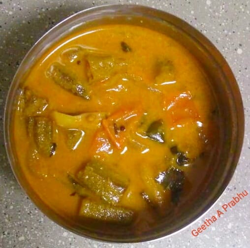 Cooking With Geetha Bhenda Kolmbo / Lady's Finger Sambar.